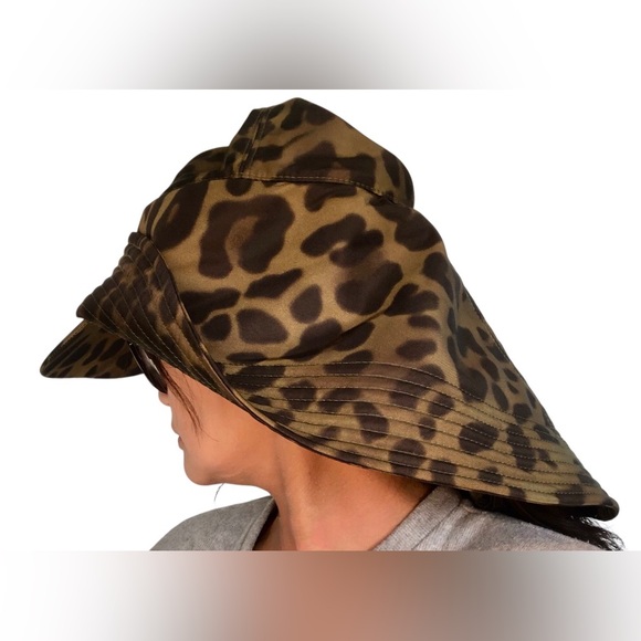 New NWT authentic Burberry olive leopard print lighthouse fisherman rain hat M - Picture 3 of 12